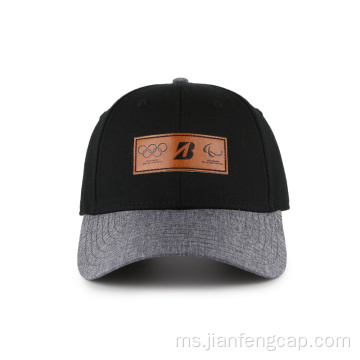 Topi besbol 6 panel dengan logo timbul khas